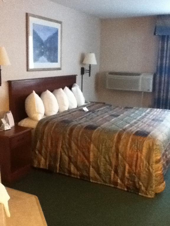 Baraga Lakeside Inn Bagian luar foto