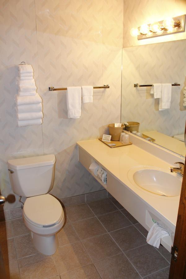 Baraga Lakeside Inn Bagian luar foto